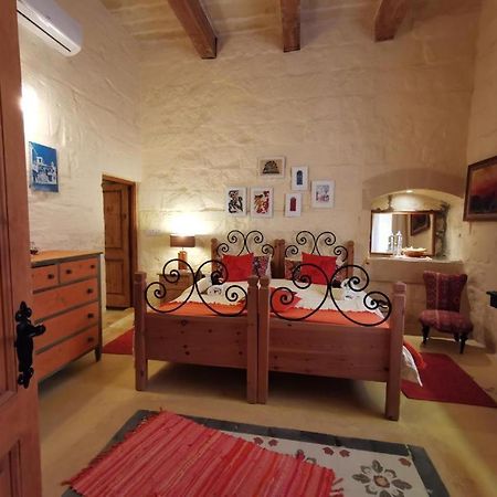 Għarb Peaceful Farmhouse Stay With Cozy Yard المظهر الخارجي الصورة