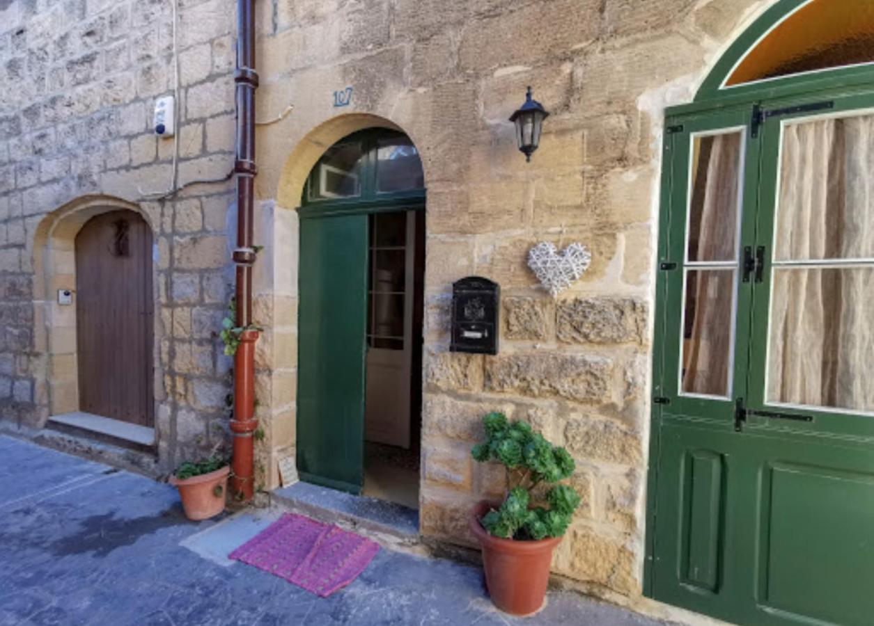 Għarb Peaceful Farmhouse Stay With Cozy Yard المظهر الخارجي الصورة