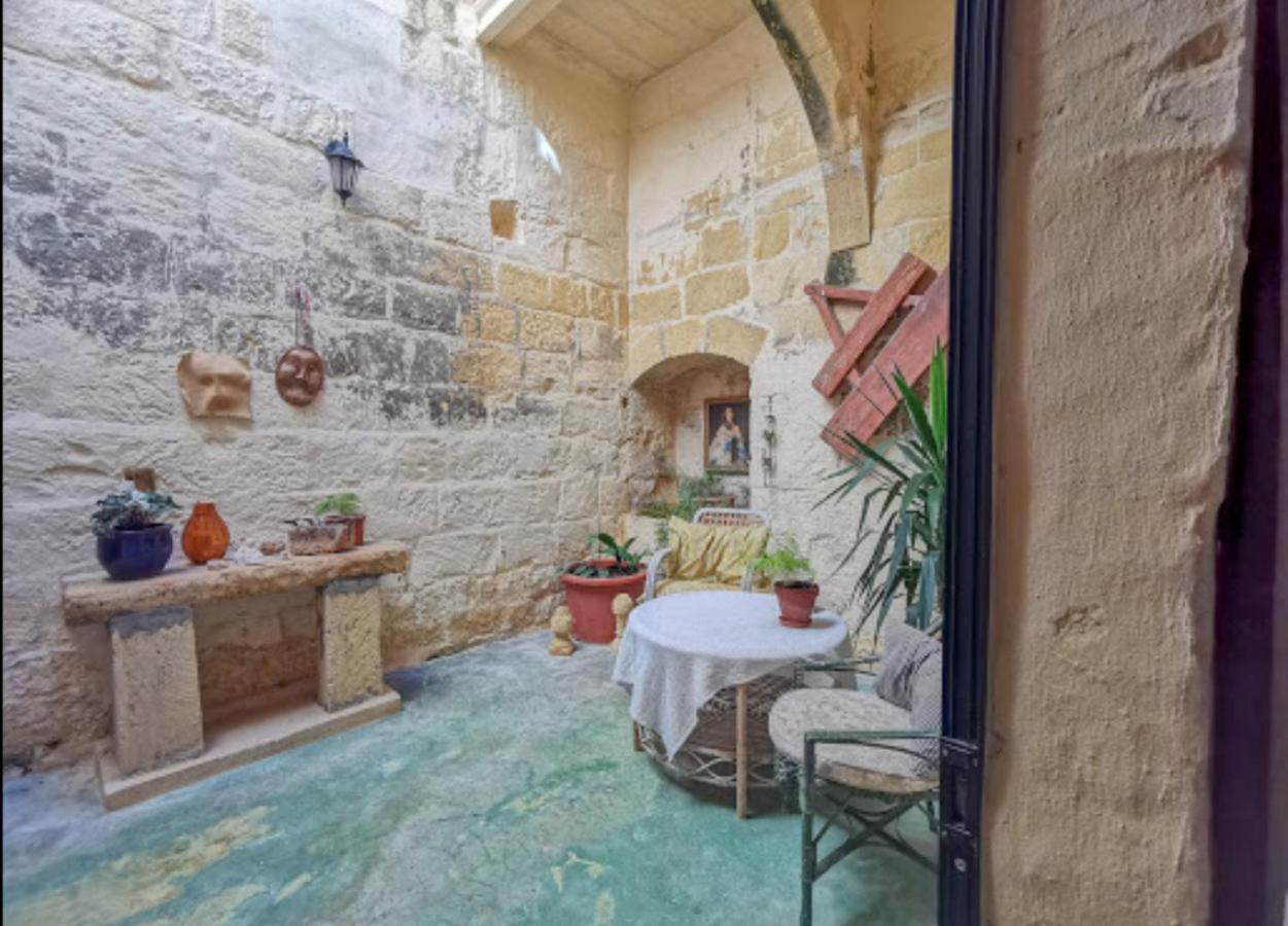 Għarb Peaceful Farmhouse Stay With Cozy Yard المظهر الخارجي الصورة
