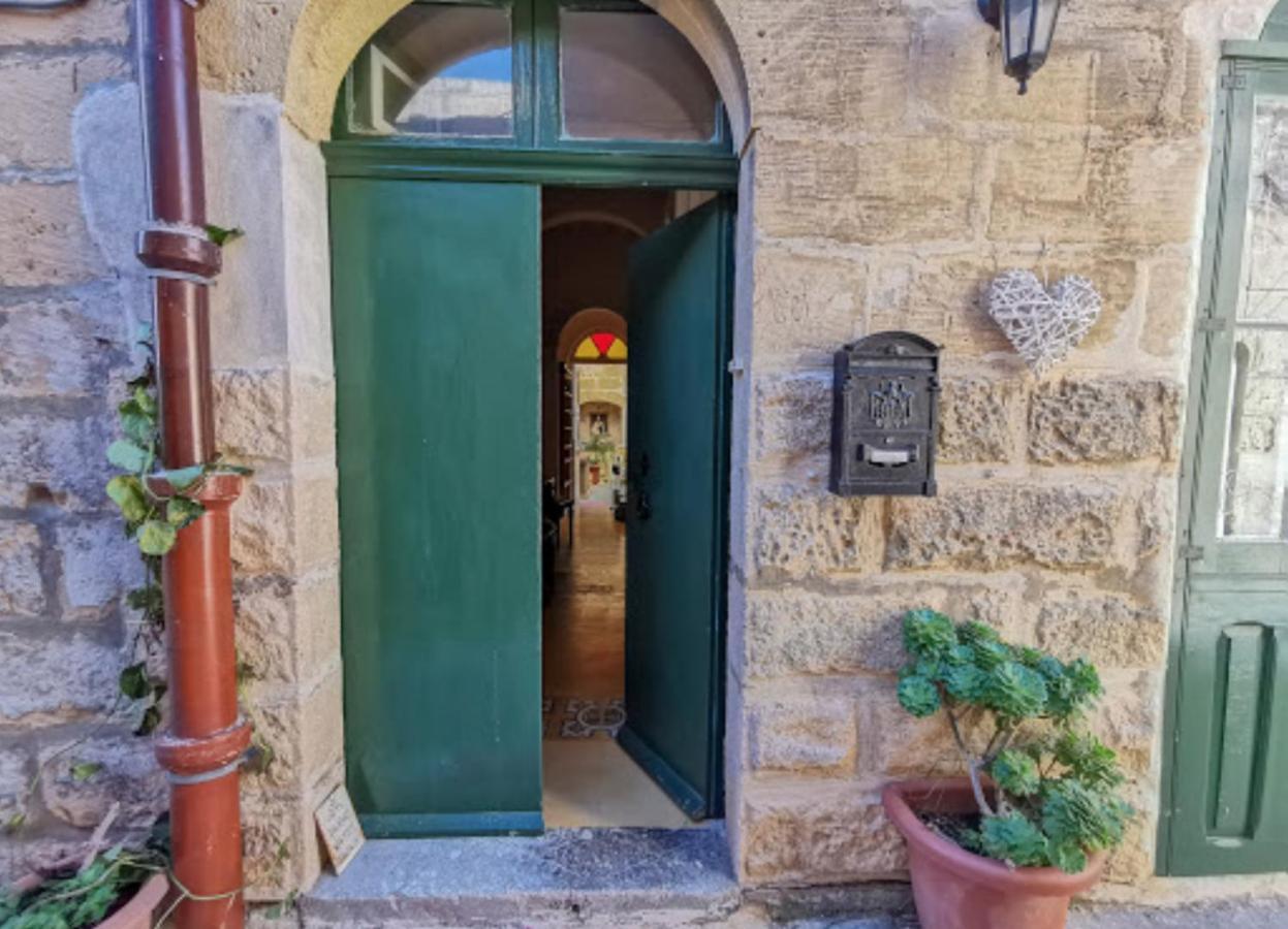 Għarb Peaceful Farmhouse Stay With Cozy Yard المظهر الخارجي الصورة