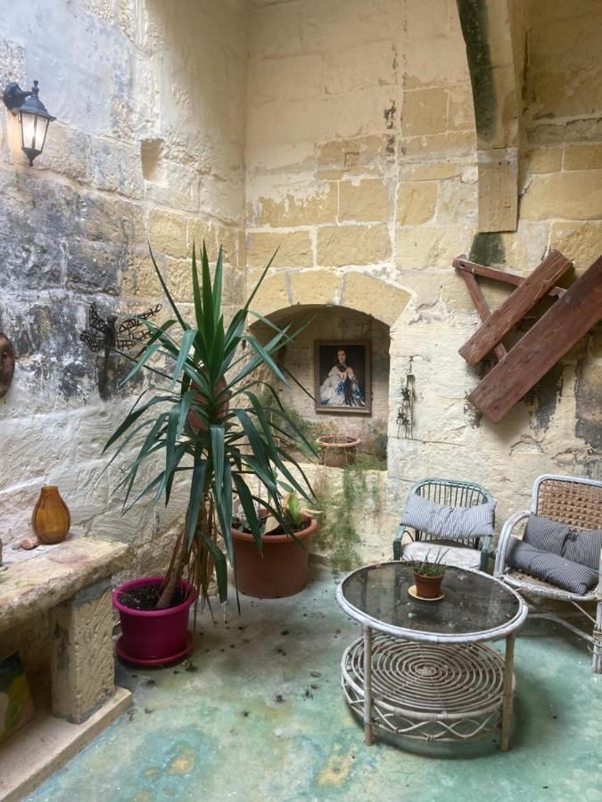 Għarb Peaceful Farmhouse Stay With Cozy Yard المظهر الخارجي الصورة