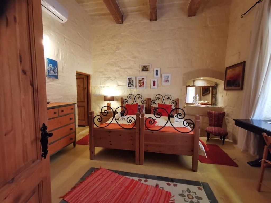 Għarb Peaceful Farmhouse Stay With Cozy Yard المظهر الخارجي الصورة